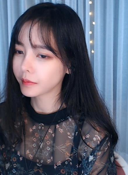妖精直播 APP 最新版下载,一款汇聚海量高颜值美女主播的真人视频直播互动平台