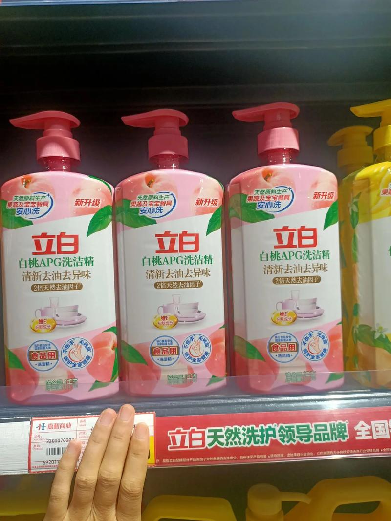 为了满足儿子的需求,我特意给他买了这款不伤手的洗洁精