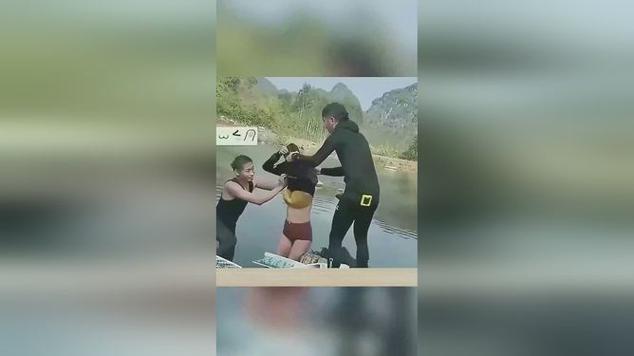 高清无码:美女被男人脱的视频